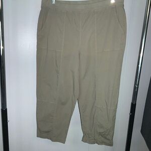 Chicos Zenergy olive Capri pants Sz 2.5 (14) cotton blend stretch pull on